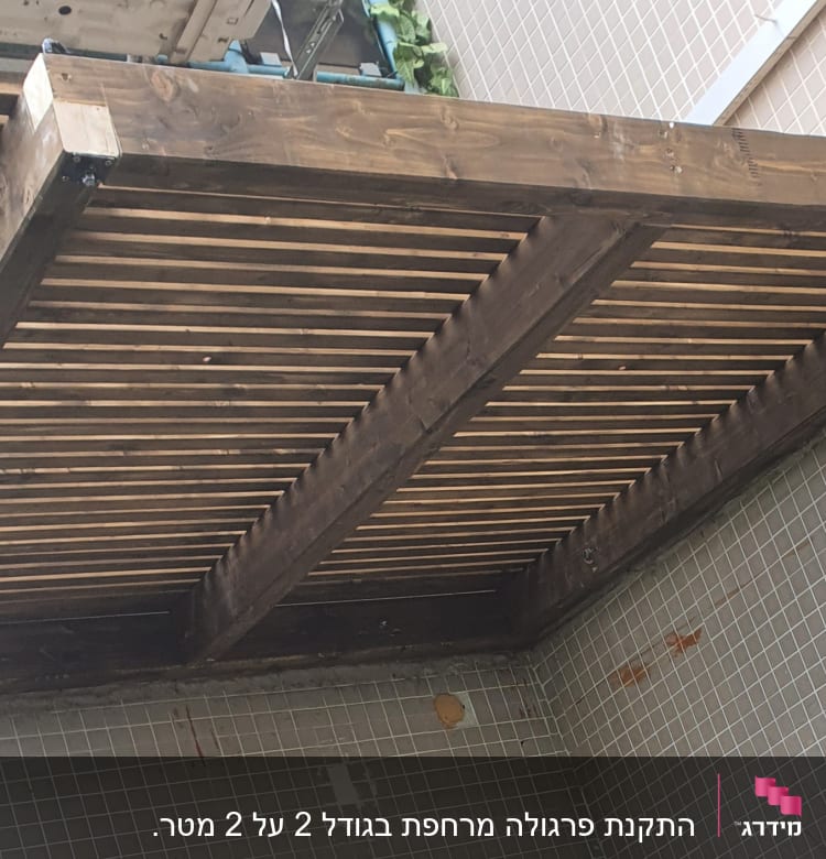 פרגולה מעץ עם קורות עץ חומות